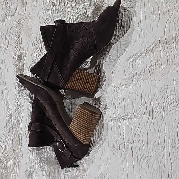 So open toe brown  suede heeled shoe 7.5 M with  cutouts - Picture 5 of 13